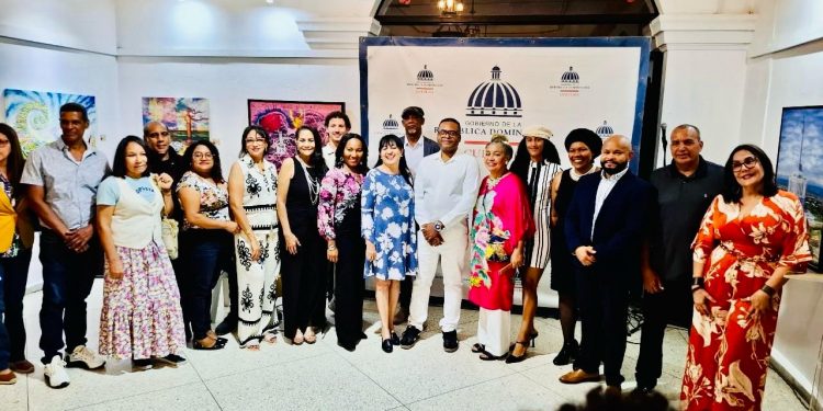 Exposición “Santiago: Iconos y Esencia” celebra la identidad cultural de la Ciudad Corazón