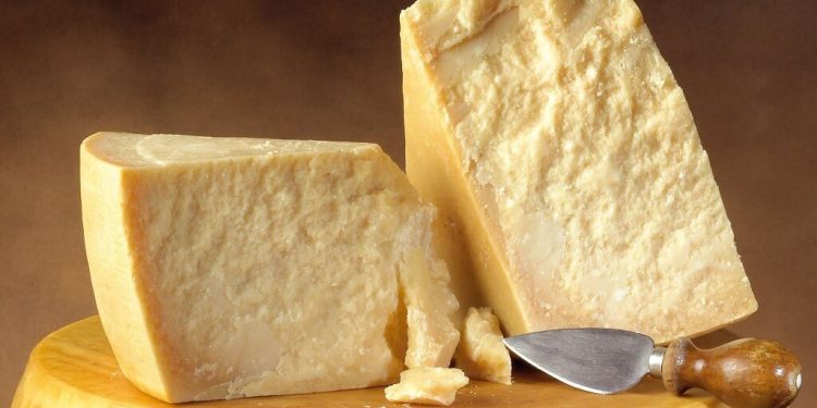 Ni parmesano ni cheddar: este es el queso más saludable si estás a dieta, según los expertos