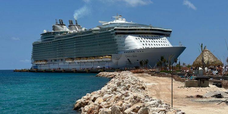 Pedernales recibe uno de los cruceros más grandes del mundo