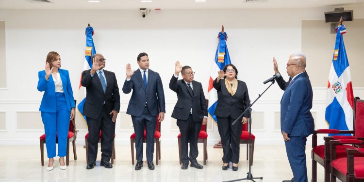 Senado juramenta nuevos miembros de la Cámara de Cuentas