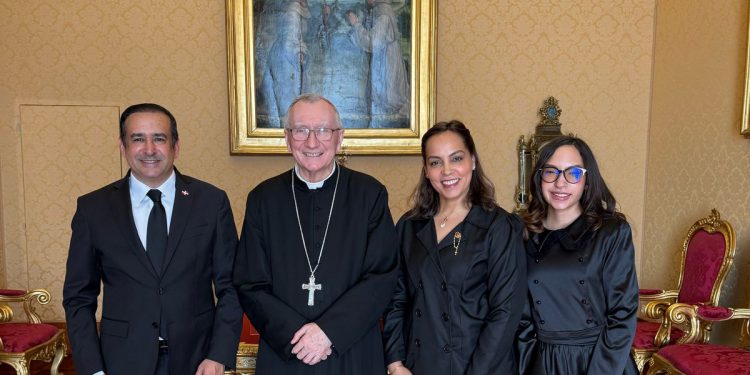 Embajador Víctor Suárez se reúne con el secretario de Estado del Vaticano y anuncia peregrinación internacional en honor a la Virgen de la Altagracia