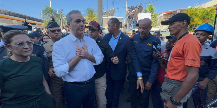 Abinader acude a Jet Set tras tragedia y expresa solidaridad: “Confiamos en Dios que dé fortaleza a las familias afectadas”