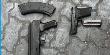 Aduanas y DNCD incautan armas y drogas dentro de caja y bocina en el puerto de Haina