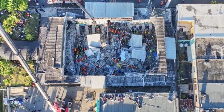 Director de SeNaSa, Dr. Santiago Hazim, visita afiliados lesionados tras tragedia en Jet Set para brindar apoyo solidario