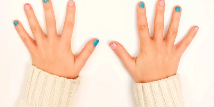 ¿Por qué es peligroso acumular suciedad bajo las uñas?