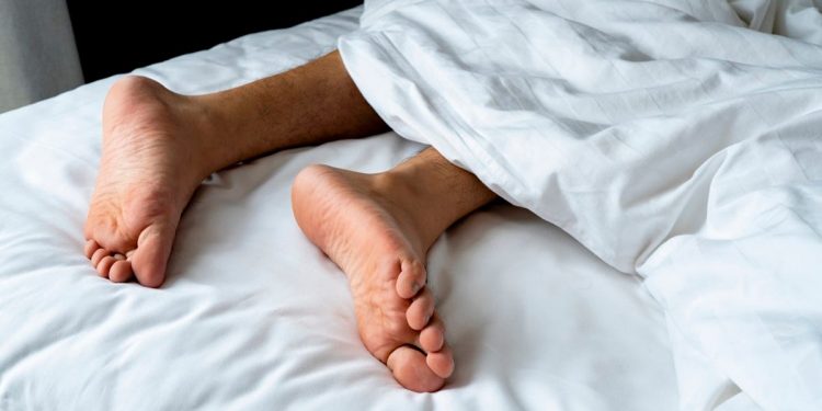 ¿Por qué muchas personas sacan un pie fuera de la cama al dormir? La ciencia tiene la respuesta