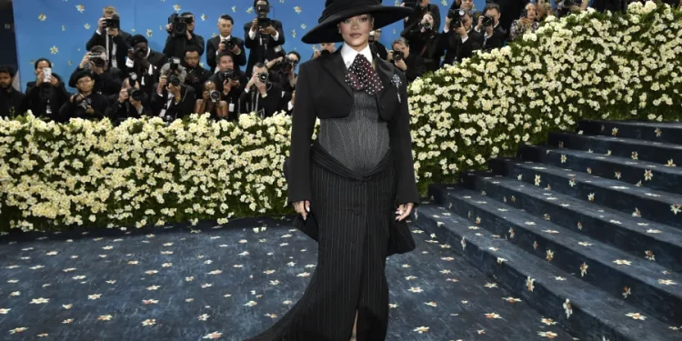 Rihanna deslumbra en la Met Gala al revelar su tercer embarazo
