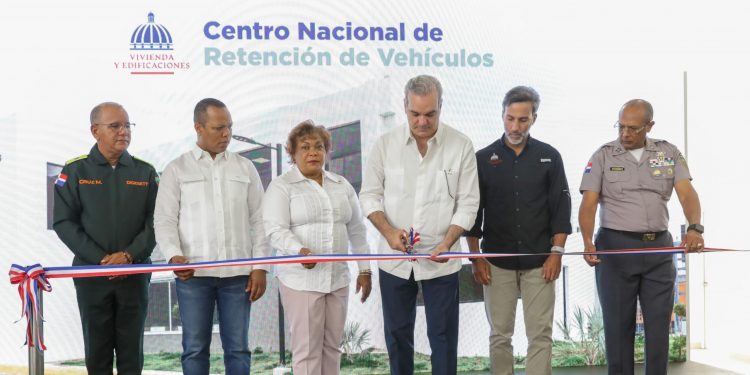 Abinader inaugura Centro Nacional de Retención Vehicular y polideportivo en Santo Domingo