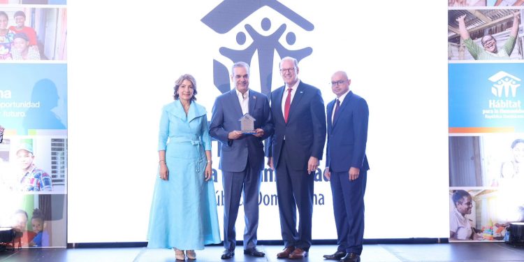 Presidente Abinader recibe distinción de Hábitat RD por impulsar viviendas dignas