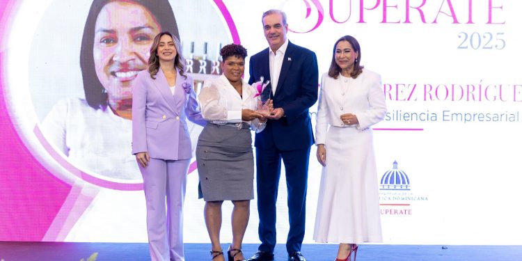 Abinader reconoce a 36 mujeres emprendedoras en la quinta edición del premio Mujer Supérate