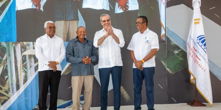 Presidente Abinader reconoce a colonos azucareros y entrega nueva carretera en San Pedro de Macorís