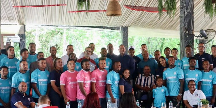 Alcalde Juan Ramón Hernández reconoce al Salcedo Fútbol Club por su desempeño en la Copa LDF