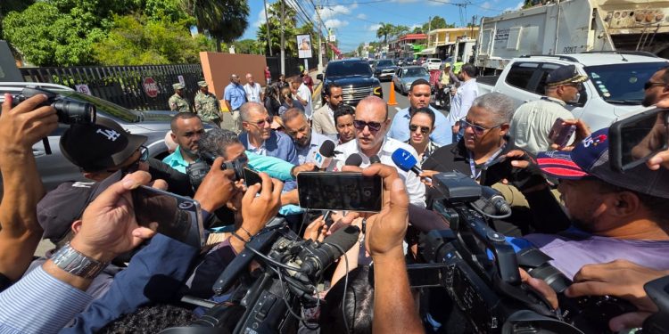 Santiago inicia operativo para eliminar cables en desuso y ordenar el tendido aéreo
