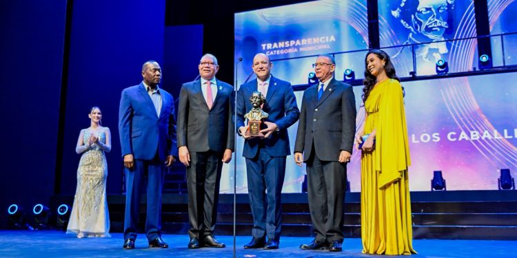 Alcaldía de Santiago recibe Premio Juan Pablo Duarte por su excelencia en transparencia municipal