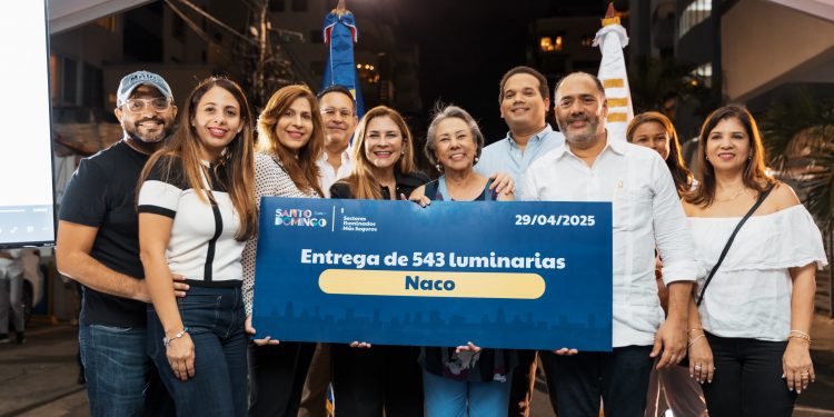 Carolina Mejía mejora seguridad de Naco con la entrega de 543 luminarias LED