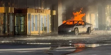 Incendian Tesla Cybertruck en Manhattan al lanzarle molotov