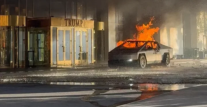Incendian Tesla Cybertruck en Manhattan al lanzarle molotov