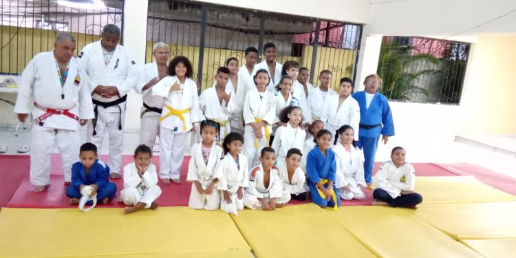 Asociación de Judo de Santiago realiza jornada presencial de capacitación para entrenadores