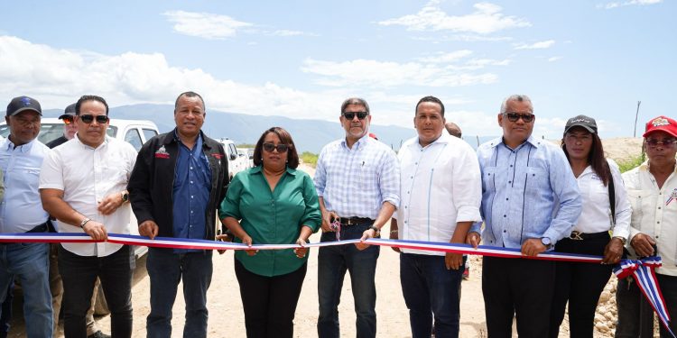 Ministro Limber Cruz inaugura 86 kilómetros de caminos en Barahona