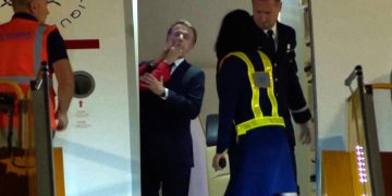 Brigitte Macron da leve bofetada a Emmanuel Macron al bajar del avión en Vietnam