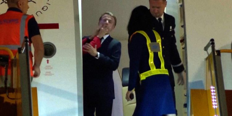 Brigitte Macron da leve bofetada a Emmanuel Macron al bajar del avión en Vietnam