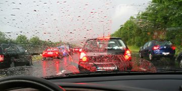 ¿Vas a conducir bajo la lluvia? Estas son las partes de tu vehículo que debes revisar antes de salir
