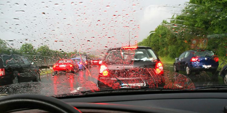 ¿Vas a conducir bajo la lluvia? Estas son las partes de tu vehículo que debes revisar antes de salir