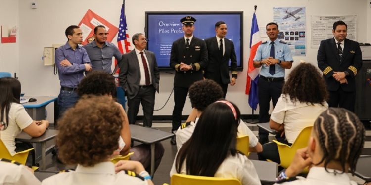 Pilotos dominicanos en el exterior visitarán escuela primaria en Licey al Medio, Santiago