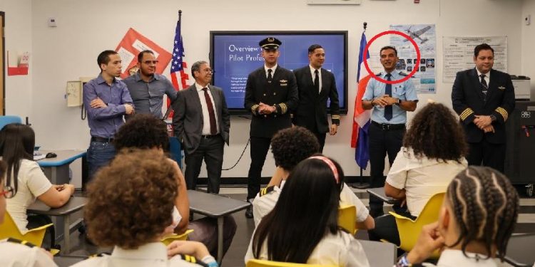 Pilotos dominicanos inspiran estudiantes escuela Gregorio Luperón del Alto Manhattan