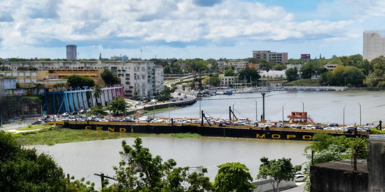 Cierran temporalmente el Puente Flotante por paso de embarcaciones este domingo