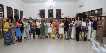Gobernadora Rosa Santos celebra el Día de las Madres junto a comunicadoras de Santiago