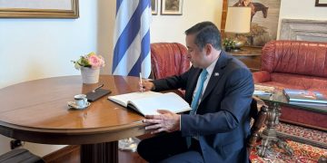 Embajador Víctor Suárez firma libro de condolencias por fallecimiento de Pepe Mujica en sede diplomática de Uruguay