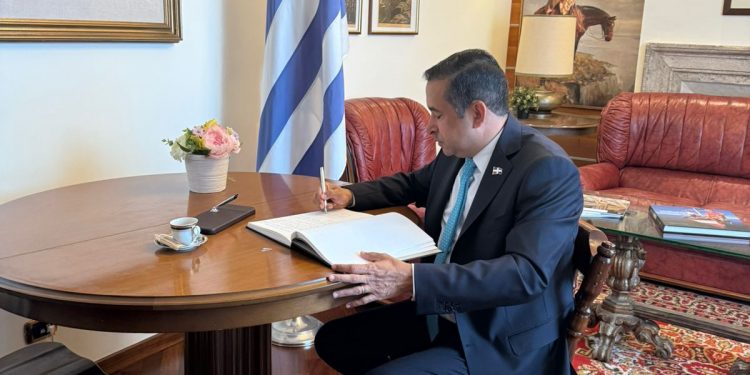 Embajador Víctor Suárez firma libro de condolencias por fallecimiento de Pepe Mujica en sede diplomática de Uruguay