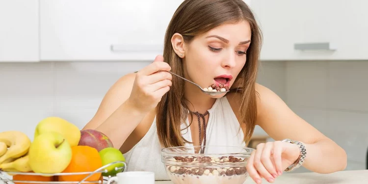 ¿Es mejor comer a la 1 o a las 3 de la tarde? La ciencia tiene la respuesta