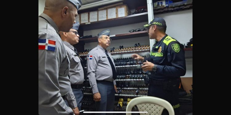 Policía Nacional fortalece proceso de reforma con visita tecnológica y operativa en Medellín