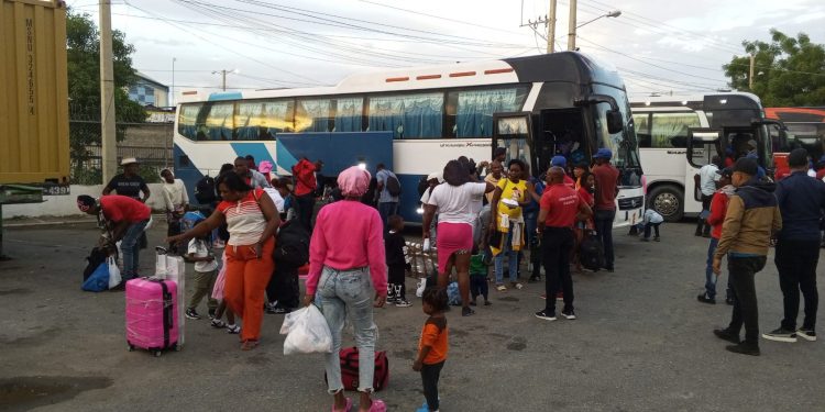 DGM facilita regreso voluntario de 565 haitianos indocumentados
