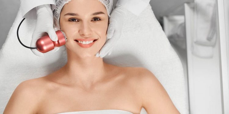 ¿Cuál es la edad ideal para comenzar tratamientos estéticos? Esto dice una dermatóloga