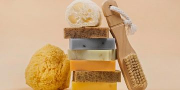 ¿Es mejor ducharse con la esponja o con la mano? Esto dicen los dermatólogos