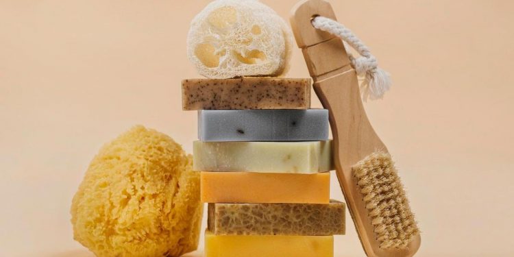 ¿Es mejor ducharse con la esponja o con la mano? Esto dicen los dermatólogos