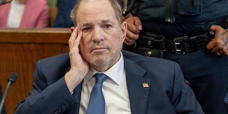 Juez anula juicio por violación contra Harvey Weinstein por conflictos en el jurado