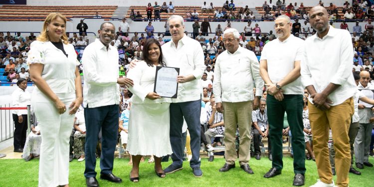 Abinader entrega títulos de propiedad y transforma la costa de Haina con moderno malecón
