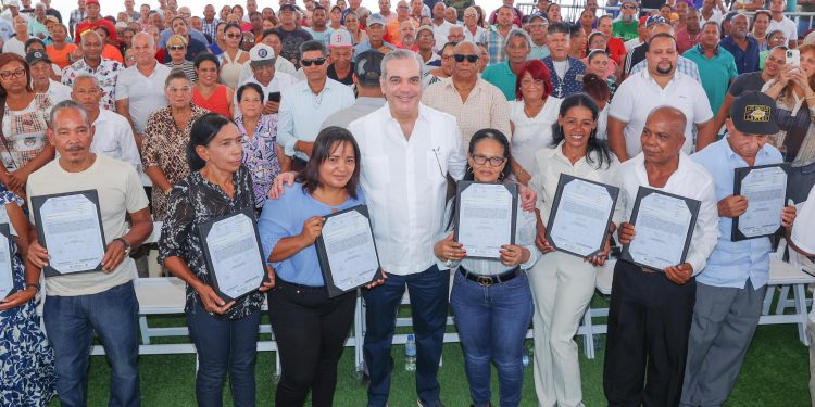 “Ahora somos dueños”: Abinader impulsa transformación social con entrega de títulos en Santiago
