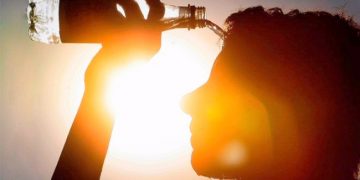Este síntoma inesperado podría indicar deshidratación: expertos alertan sobre una confusión común