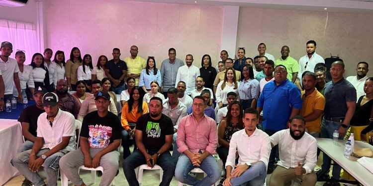 Carolina Mejía fortalece liderazgo juvenil en el Cibao