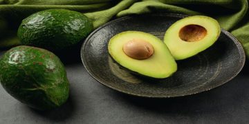 Comer un aguacate al día no solo cuida tu corazón: también puede ayudarte a dormir mejor