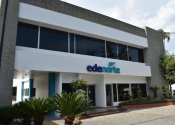 Edenorte interviene en Villa Trina para evitar accidentes por postes en medio de la carretera