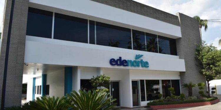 Edenorte interviene en Villa Trina para evitar accidentes por postes en medio de la carretera