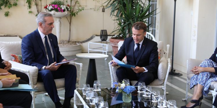 Macron expresa interés en financiar tren metropolitano y apoyar transporte en Santo Domingo