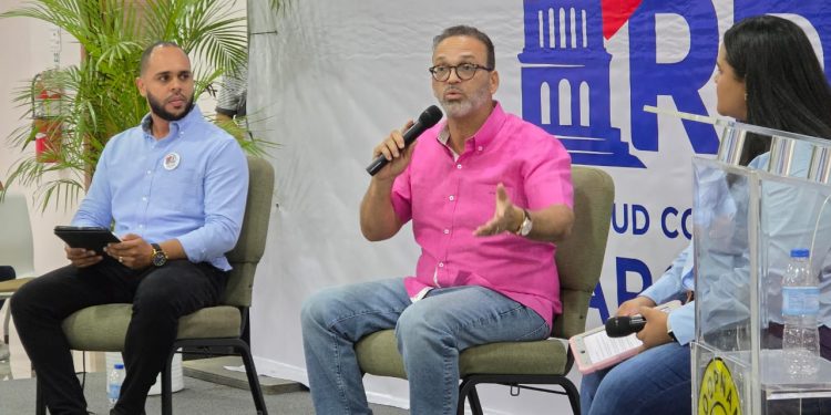 Fredy Fernández motiva a jóvenes de Santiago a liderar con propósito y compromiso