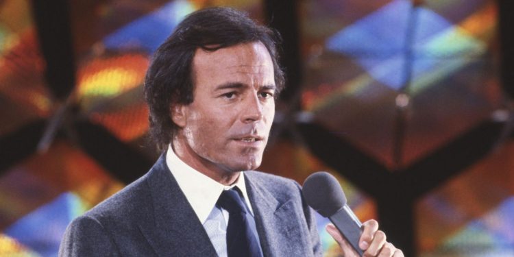 Julio Iglesias refuerza sus lazos con República Dominicana y Galicia a través de su legado inmobiliario